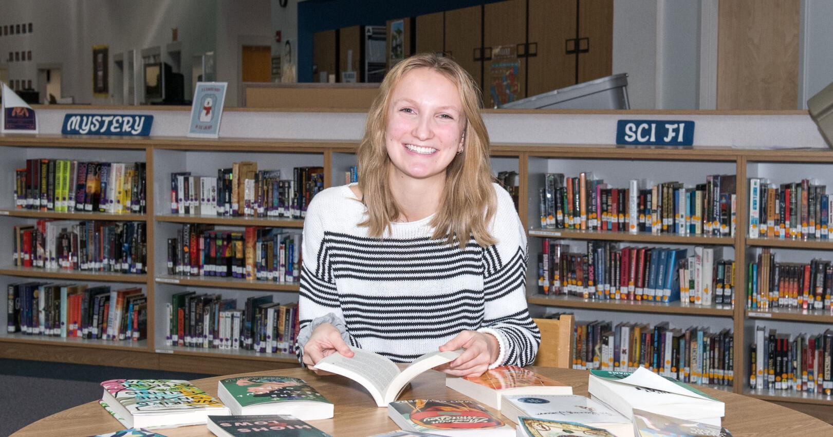 estudiante de NLHS trae más cultura a la biblioteca escolar | arte y Entretenimiento